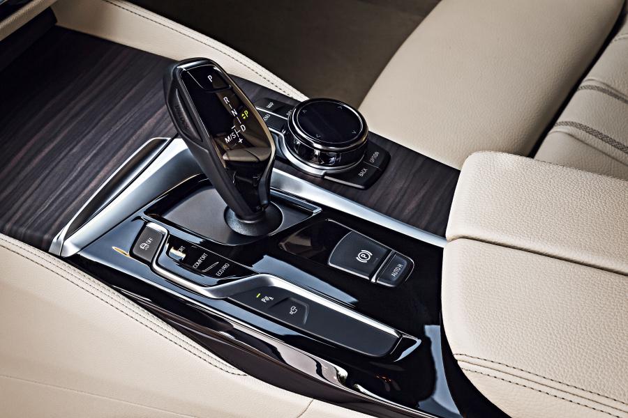Детали интерьера BMW 530d xDrive Touring M Sport 2017 года  (WW) (фото 67 из 78)